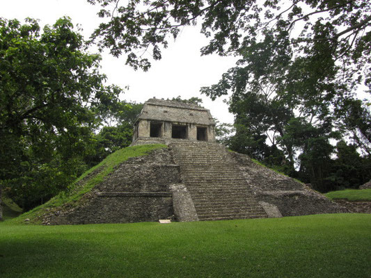 Der Templo del Conde geört zur Norgruppe. Der Verrückte Count de Waldeck lebte hier einige Zeit während der ersten Hälfte des 19. Jahrhunderts und kartografierte Palenque..