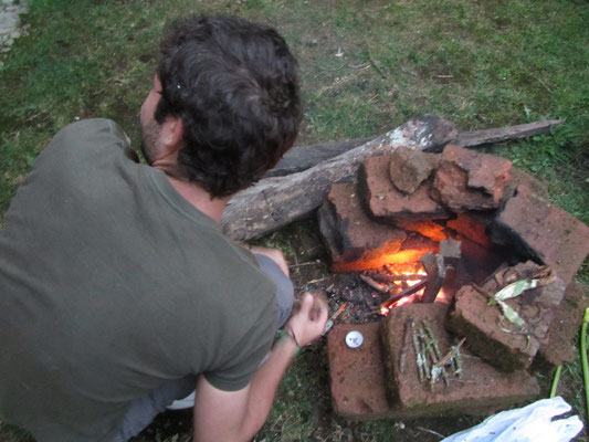 Ruben beim Feuermachen vor dem Haus.