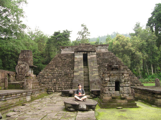 Auf der Schilkröte liegt die Ruhe. (Candi Sukuh)