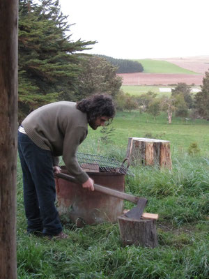 Tobi arbeitet auf seiner Farm.