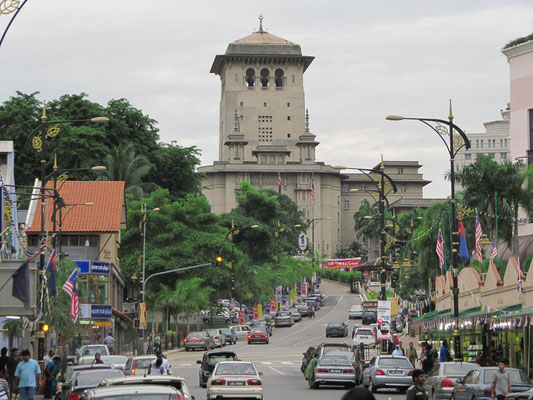 Jalan Ungku Puan mit dem Sultan Iskandar Gebäude im Hintergrund.