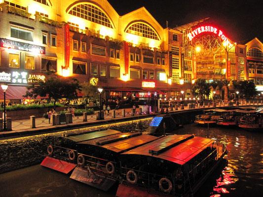 Clarke Quay bei Nacht.