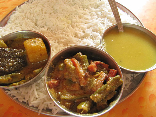 Unser ersten Thali. Als Thali wird in der indischen Küche eine Mahlzeit bezeichnet, die aus verschiedenen, regional unterschiedlichen Bestandteilen zusammengestellt wird.