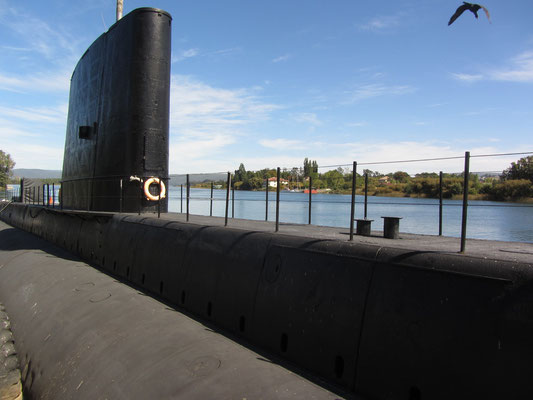 Ein U-Boot im Rio Valdivia dient den Touristen als Fotomotiv.