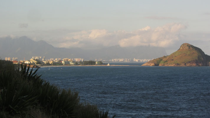 Das Umland ist wie Rio selbst von vielen grünen Hügeln und Wasser umgeben. Rechts im Hintergrund ist die Skyline der Stadt zu erkennen.