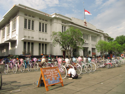 Leihräder auf dem Taman Fatahillah in Batavia, dem "alten" Jakarta.