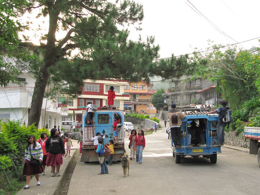 Schul-Jeepneys.