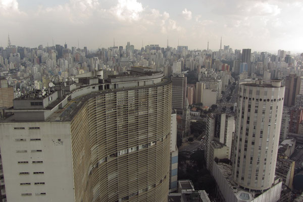 Das größte Wohnhaus der Welt (und das größte Gebäude Brasiliens) ist das Copan von Oscar Niemeyer mit ca. 5000 Bewohnern in 1160 Wohneinheiten (26 bis 350 m²) in 36 Stockwerken in sechs eigenständigen Blocks.