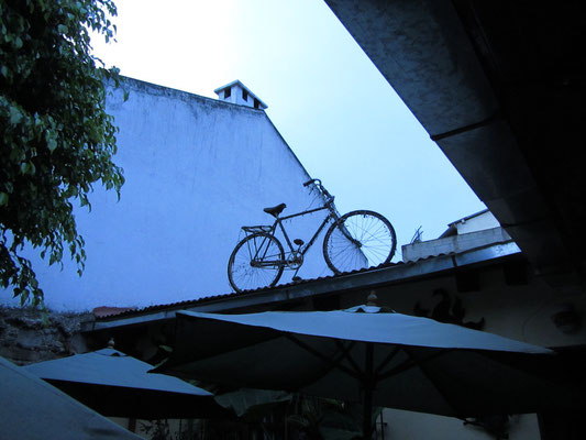 Fahrradinstallation auf dem Hausdach unseres zweiten Gästehauses.