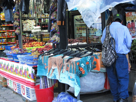 Gemüseladen und Telefongeschäft auf Antiguas riesigem Markt.