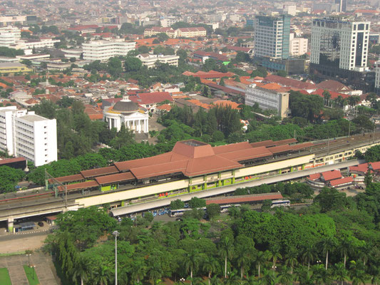 Der Bahnhof Gambir. (Blick vom Monas)