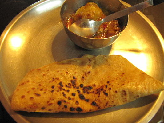 Chapati mit Chutney. Chapati wird aus einer Vollkornmischung aus Gerste, Hirse und Weizen hergestellt. Es ist das Hauptnahrungsmittel in Nordindien.