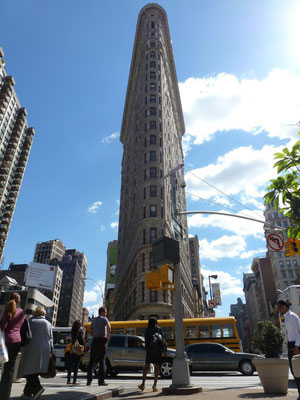 Das Flatiron Building (deutsch „Bügeleisengebäude“, auch Fuller Building) ist ein 1902 an der Kreuzung der Fifth Avenue, des Broadway und der 23rd Street in dem nach ihm benannten Flatiron District von Manhattan errichtetes Hochhaus.