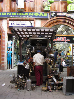Antiquitätenhändler in der Fußgängerzone.