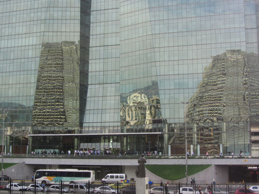 Reflexionen der Kathedrale in einer benachbarten Fensterfassade.