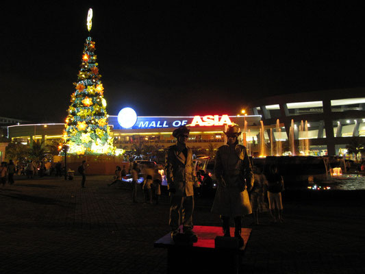 Das Mall of Asia und Weihnachtsschmuck. Natürlich alles sehr groß.