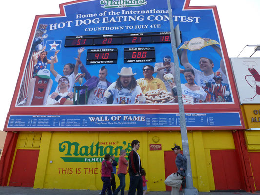 Nathan's - Eine Institution. Nathan Handwerker wanderte 1910 nach Belgien und von dort 1912 weiter nach New York aus. Er machte den Hotdog wirklich groß. Heute findet jährlich das weltbekannte Wettessen hier statt.