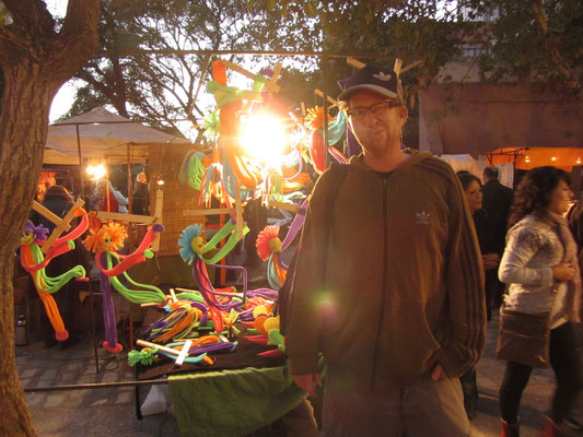 Der Künstlermarkt in Güemes am Sonntag Abend.