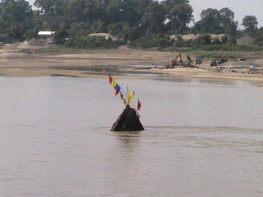 Fels im Mekong. Auf der Anderen Seite Vientiane.