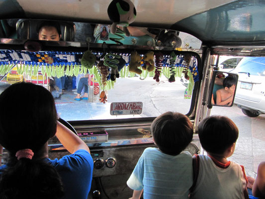 Im Jeepney. In Manila wurden ehemalige amerikanische Militärjeeps zu öffentlichen Verkehrsmitteln umgebaut. Von außen und inenn liebevoll von den Eigentümern verziert.