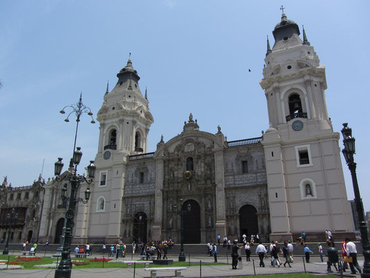 Die Kathedrale. Der jetzige Bau stammt aus dem Jahre 1746. In der ersten Seitenkapelle rechts befinden sich die Überresste von Pizarro.