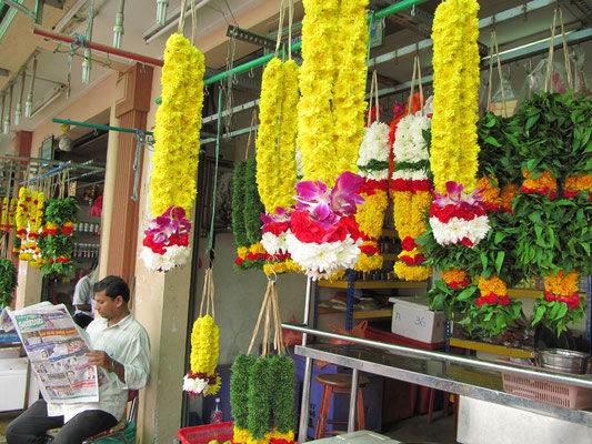 Blumenschmuckverkäufer vor dem Hindutempel.