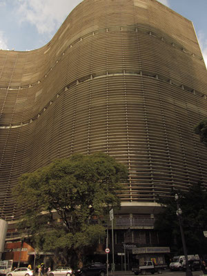 Nord-Fassade des Edificio Copan. Wohnfläche und die Anzahl der Appartements führten zu Einträgen im Guinness-Buch der Rekorde.