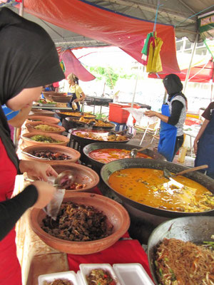 Malayischer Markt während des Ramadans.