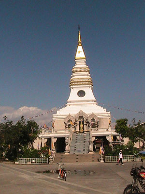 Wat Phra That, laotische Architektur, vermutlich 2000 Jahre alt und von indischen Mönchen errichtet.