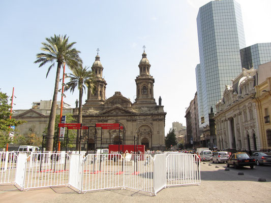 Plaza de Armas mit der Kathedrale im Hintergrund.