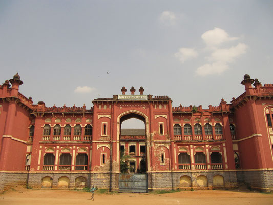 Das Goverment City College ist ebenfalls im indo-sarazenischen Stil erbaut worden.