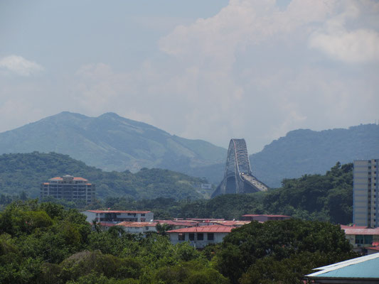 Die Puente de las Americas. Unten durch und schon geht's rein in Panama-Kanal.