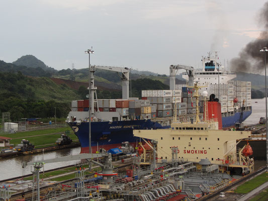 Haarscharf. Ein jedes Boot zahlt nach Größe Maut. Im Preis inklusive sind die Steuer- und Kontrollfahrzeuge, die dem Kapitän helfen unglückfrei die Schleusen zu passieren.