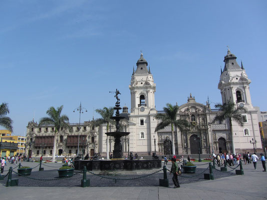 Plaza de Armas mit der Catedral de Lima  & dem Palacio de Arzobispo (links).