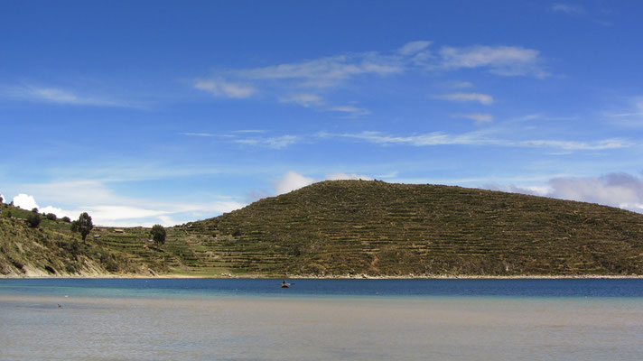 Es gibt eine Vielzahl großer und kleiner Inseln, von denen einige Relikte der Inka-Kultur beherbergen, zum Beispiel die Isla del Sol.