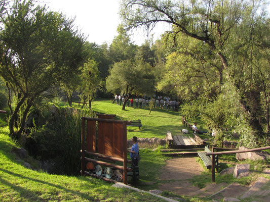 Der gesamte Cerro San Cristobal ist eigentlich ein Park (Parque Metropolitano). Hier vergnügen sich Pfadfinder beim Ringelreien.