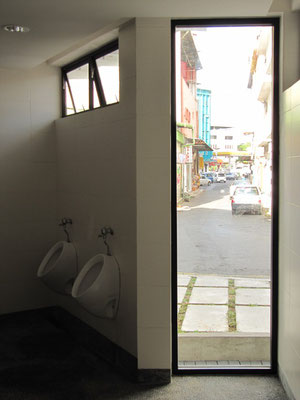 Toilette des Sibu Heritage Centers mit Blick auf die offene Straße.