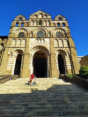 L'imposante façade de la cathédrale