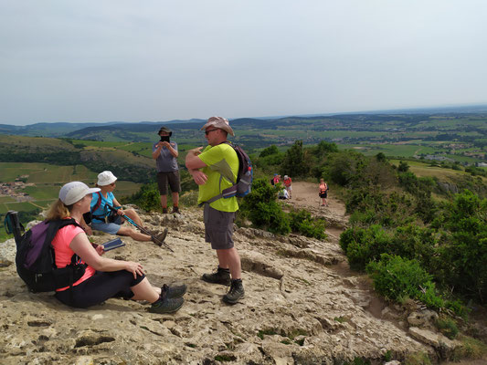En haut de la roche de Solutré