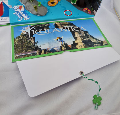 Damit die Karte auch zu finden ist, kann man es an einer kleinen Schnur herausziehen.