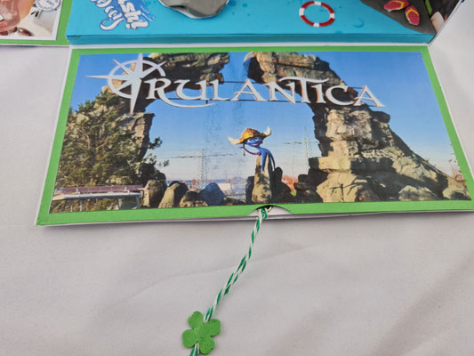 Vorne ist ein Fach für eine Karte 