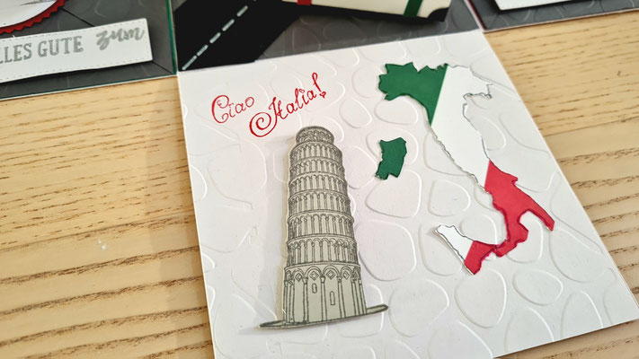 den Stiefel habe ich auf Cardstock ausgedruckt und ausgeschnitten, der Turm von Pisa ist gestempelt.