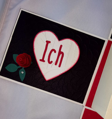 Das "Ich Liebe Dich" ist auf die 3 Deckelseiten verteilt worden