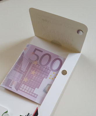 Hier wird das Geld untergebracht und alles mit Magnet ein wenig gesichert, damit nichts rausrutschen kann.