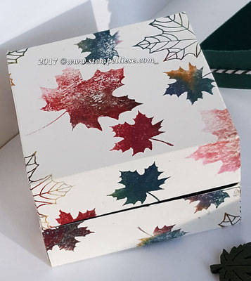 Selbst bestempeltes Verpackungspapier ist schnell hergestellt und sehr individuell.