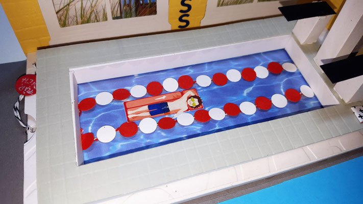 dass hier ein Gutschein für das Schwimmbad verschenkt werden soll.