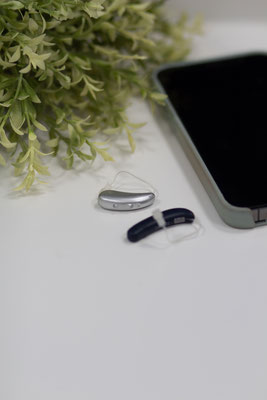 Die kleinen Hörgeräte gibt es in vielen schönen Formen. Dazu können Sie bei Interesse auch mit dem Smartphone verbunden werden.