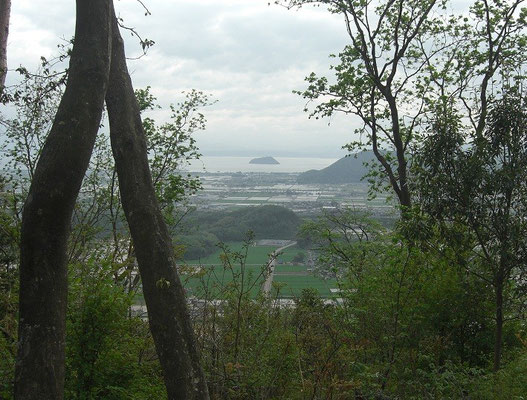 西の尾根から見た竹生島