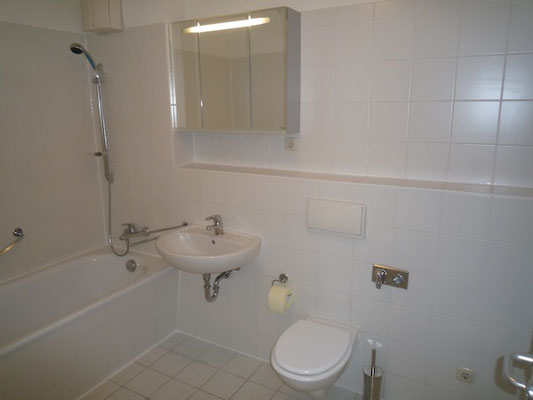 Badezimmer mit Duschbadewanne, Waschbecken, WC und Spiegelschrank in Berlin-Pankow