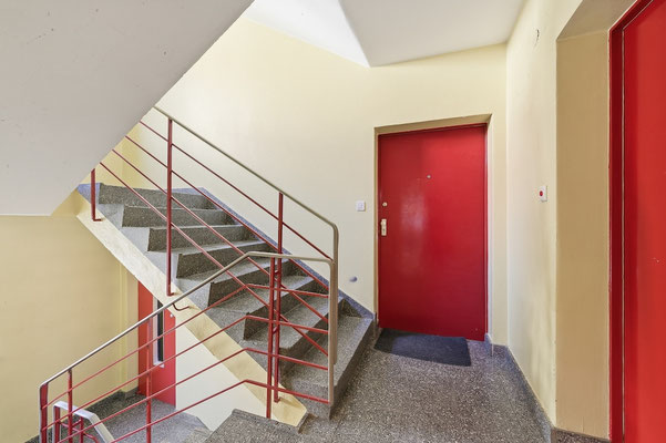 Treppenhaus mit Aufzug im Wohnhaus der Eigentumswohnung in Berlin-Neukölln